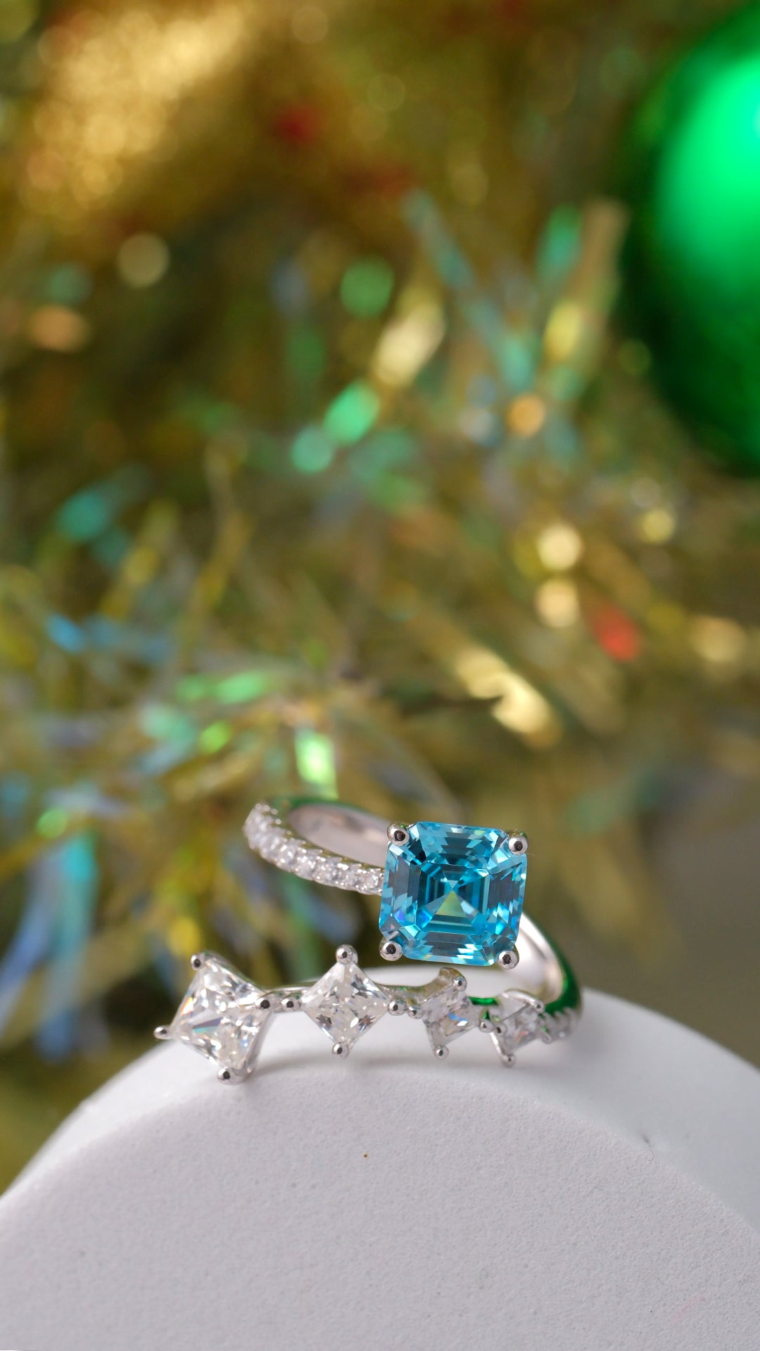 Crossover-Ring mit farbigen Zirkonen 