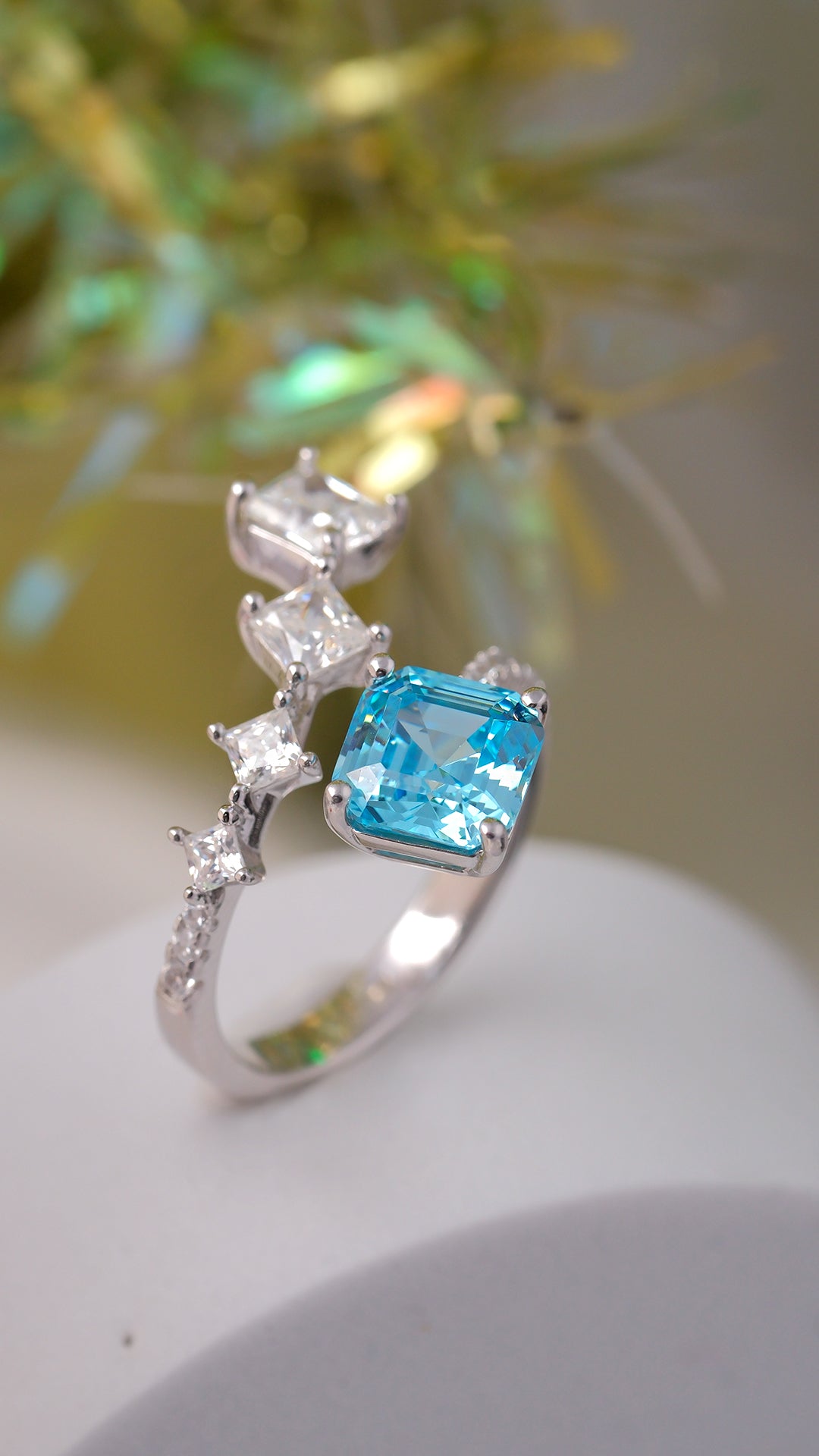 Crossover-Ring mit farbigen Zirkonen 