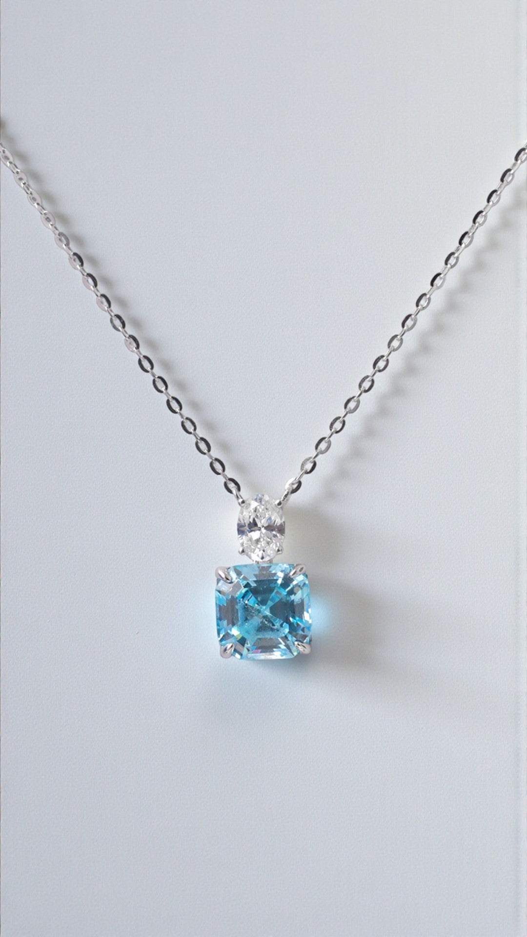 Halskette mit Aquamarin-Anhänger 