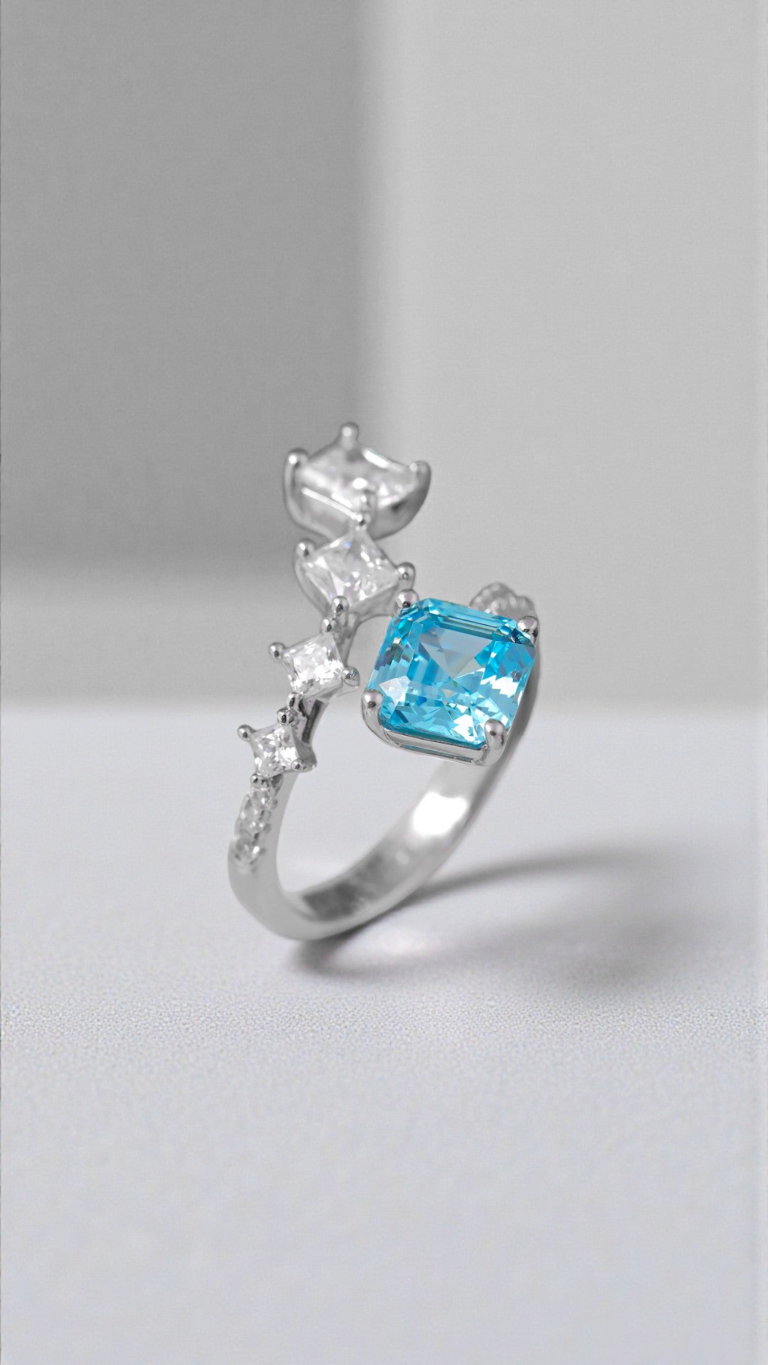 Anillo cruzado con circonitas de colores