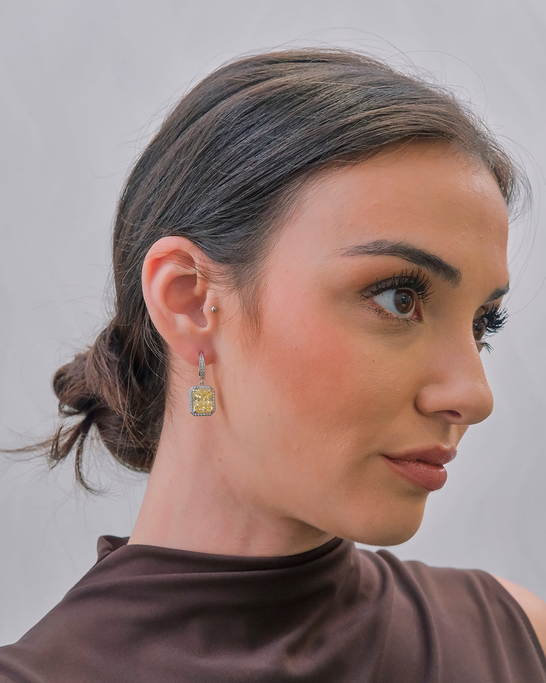 Silberne Creolen mit einem hängenden gelben diamantfarbenen Stein