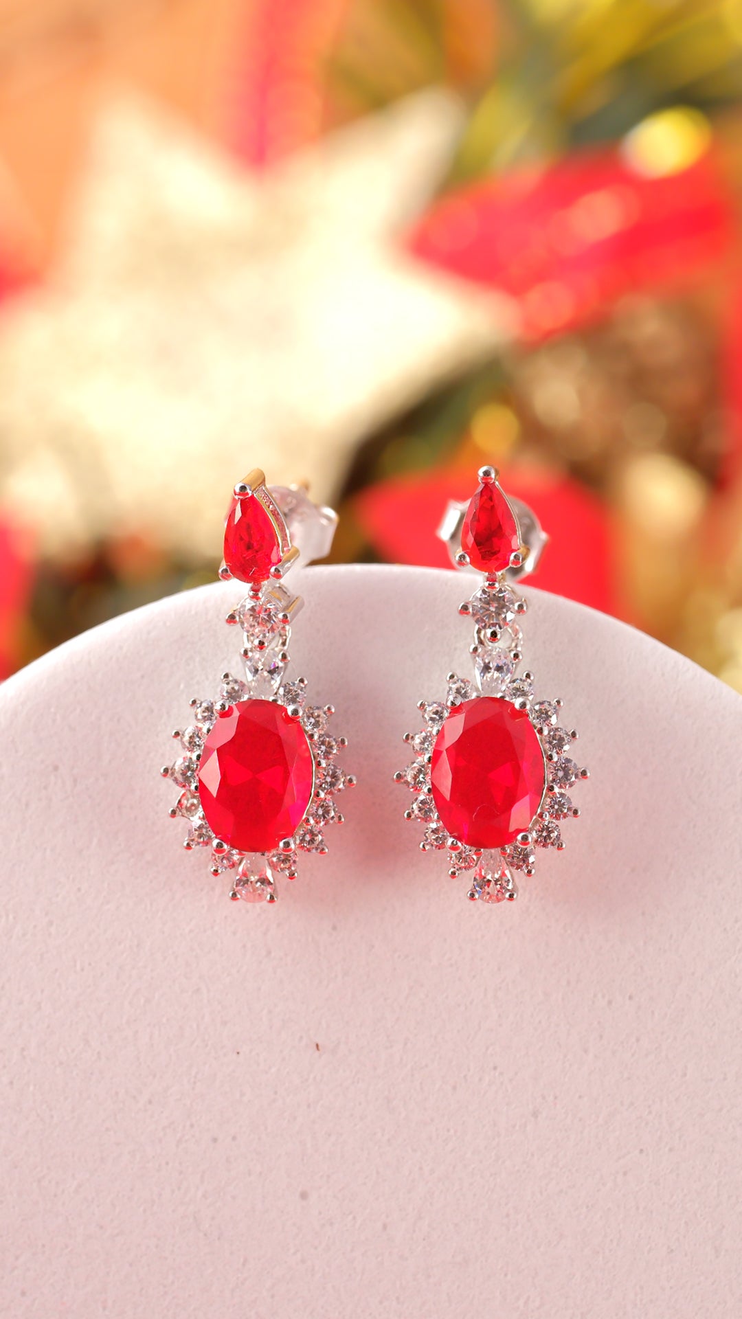 Pendientes largos con rosetas color rubi