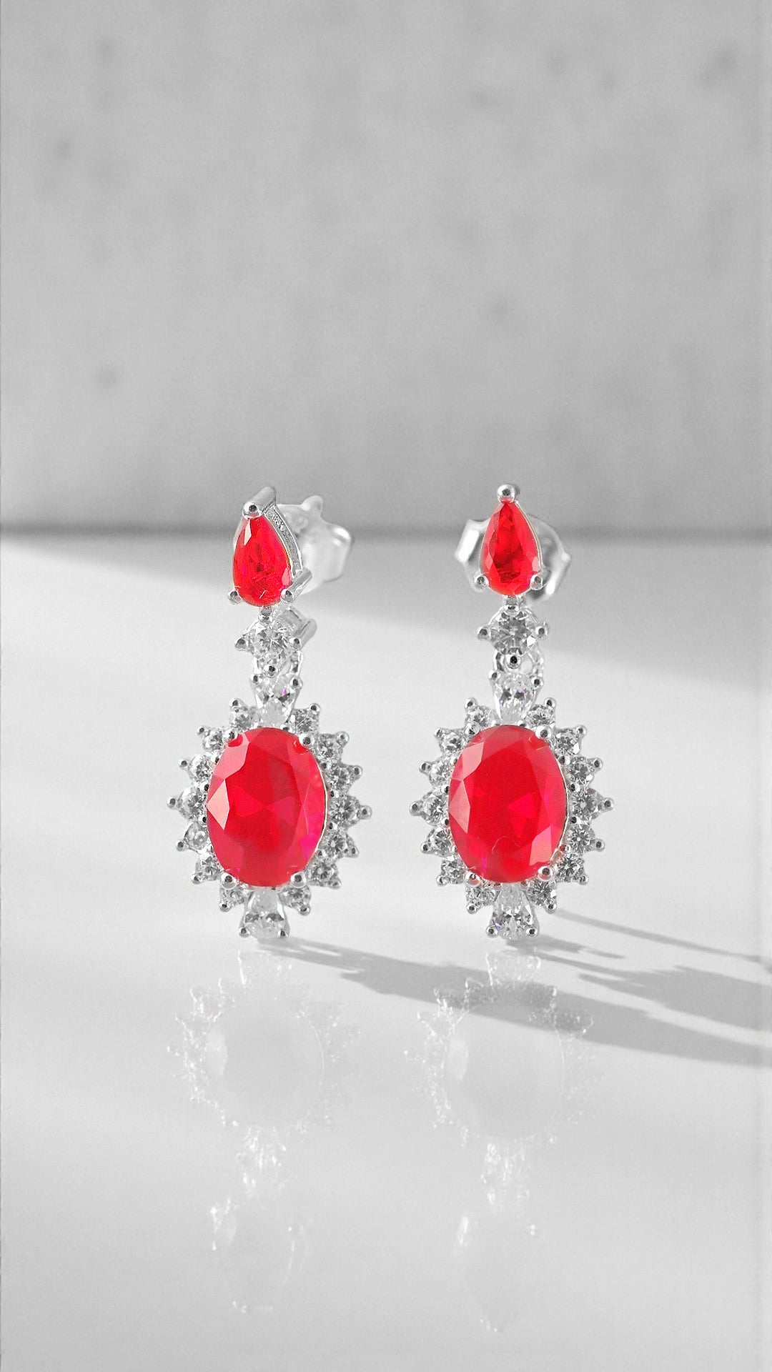 Long earrings with ruby-colored rosettes 