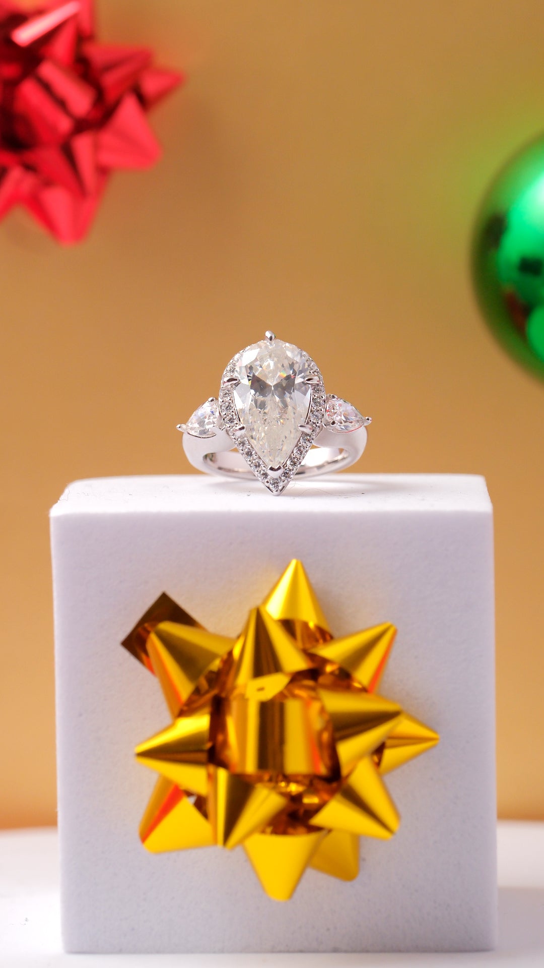 Birnenförmiger Mittelring mit umlaufendem Rand 