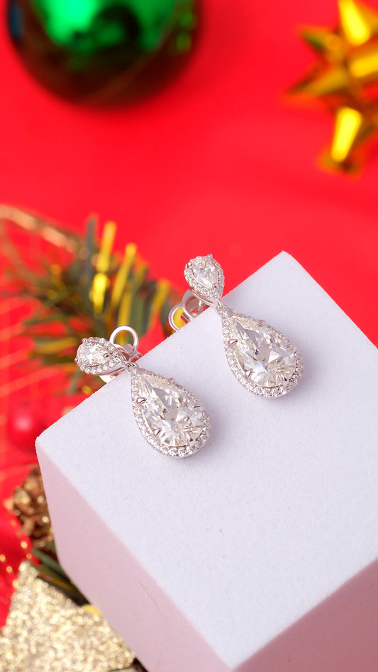 Long earrings with pear-shaped stones 