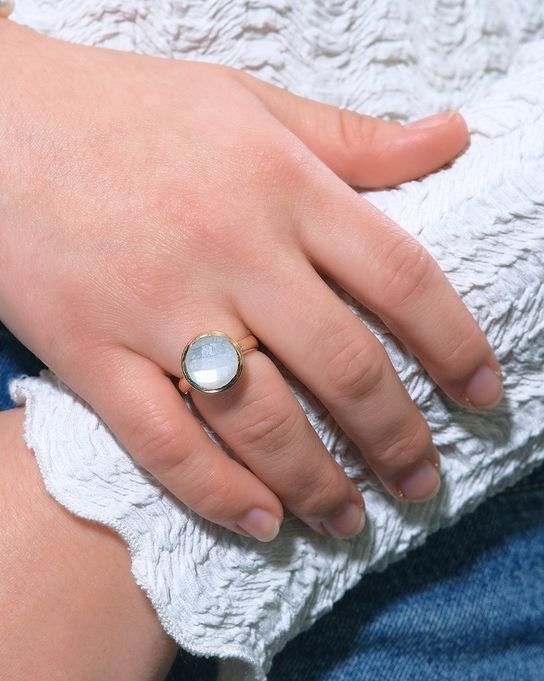 Anillo en plata con baño de oro con piedra calcedonia facetada, ajustable