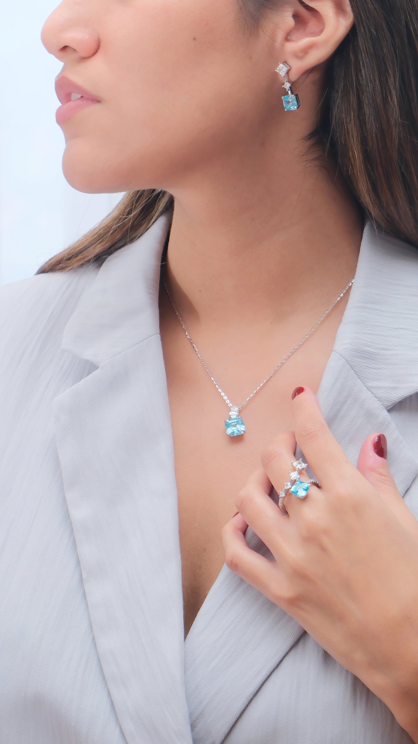 Anillo cruzado con circonitas de colores