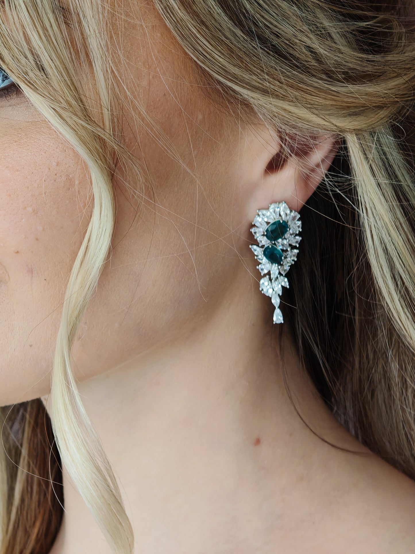 Silver jewel earrings set in white zircons and oval-cut central emerald