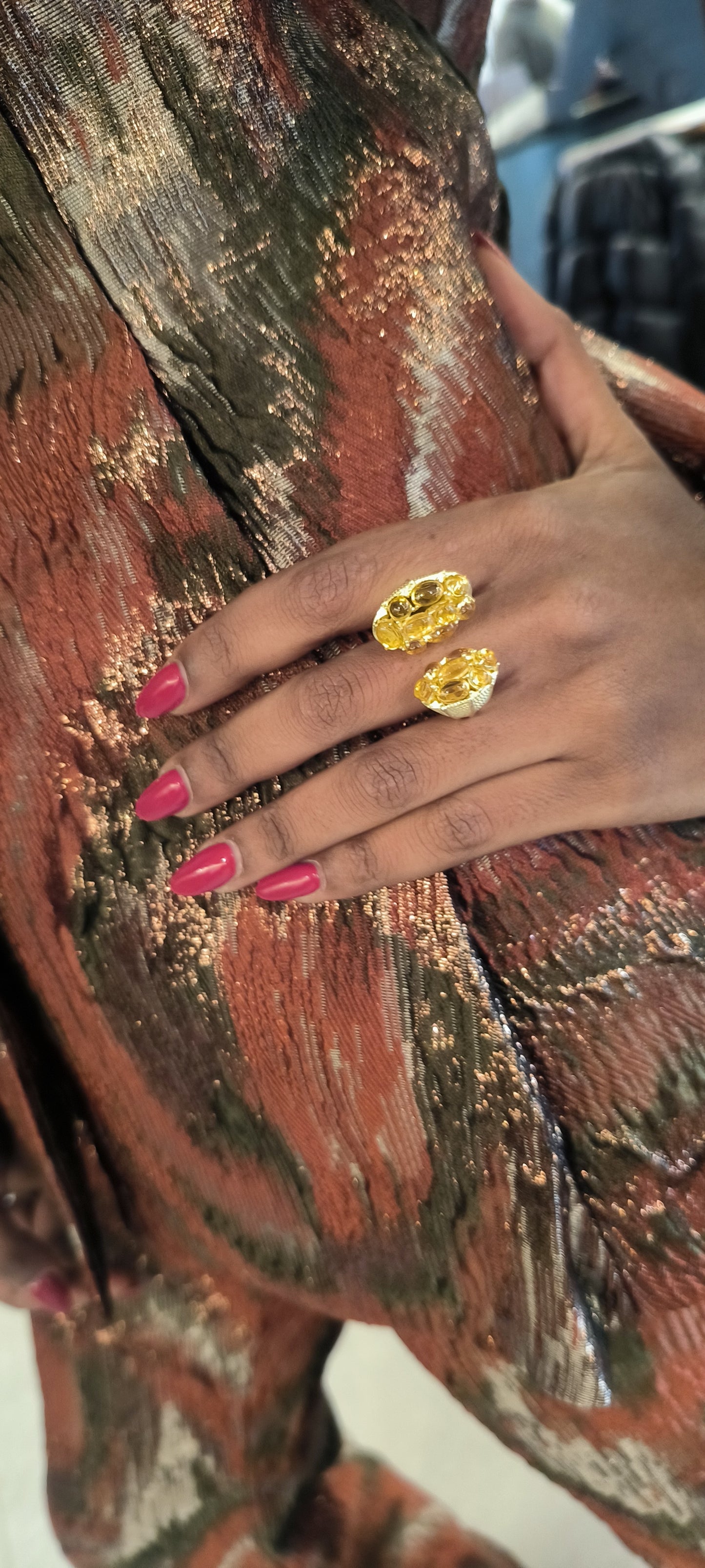 Anillo grande mate con cabujones citrinos