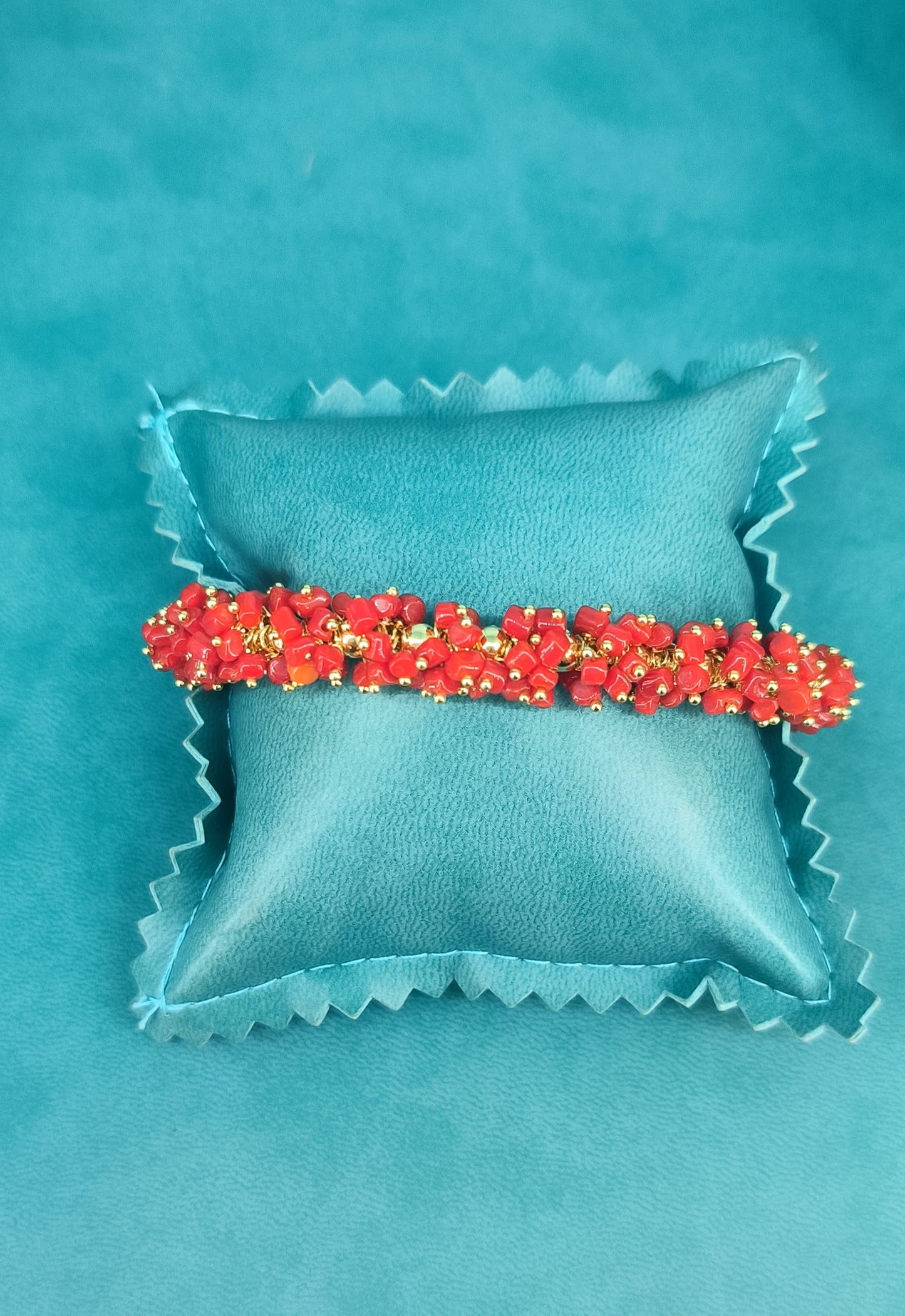 Pulsera semirriga con bolitas de coral