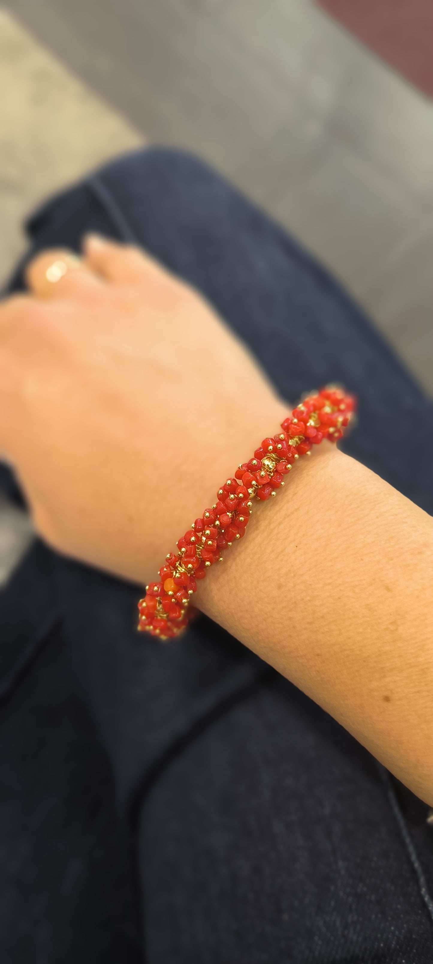 Pulsera semirriga con bolitas de coral