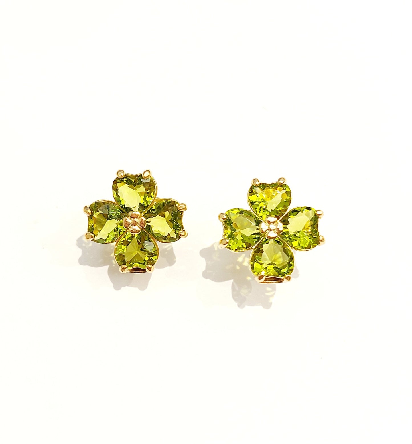 Pendientes con baño de oro en flor piedras verde olivina